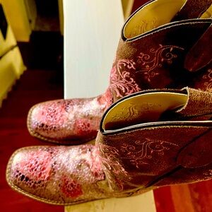 GORGEOUS silver, pink and gold cowgirl boots